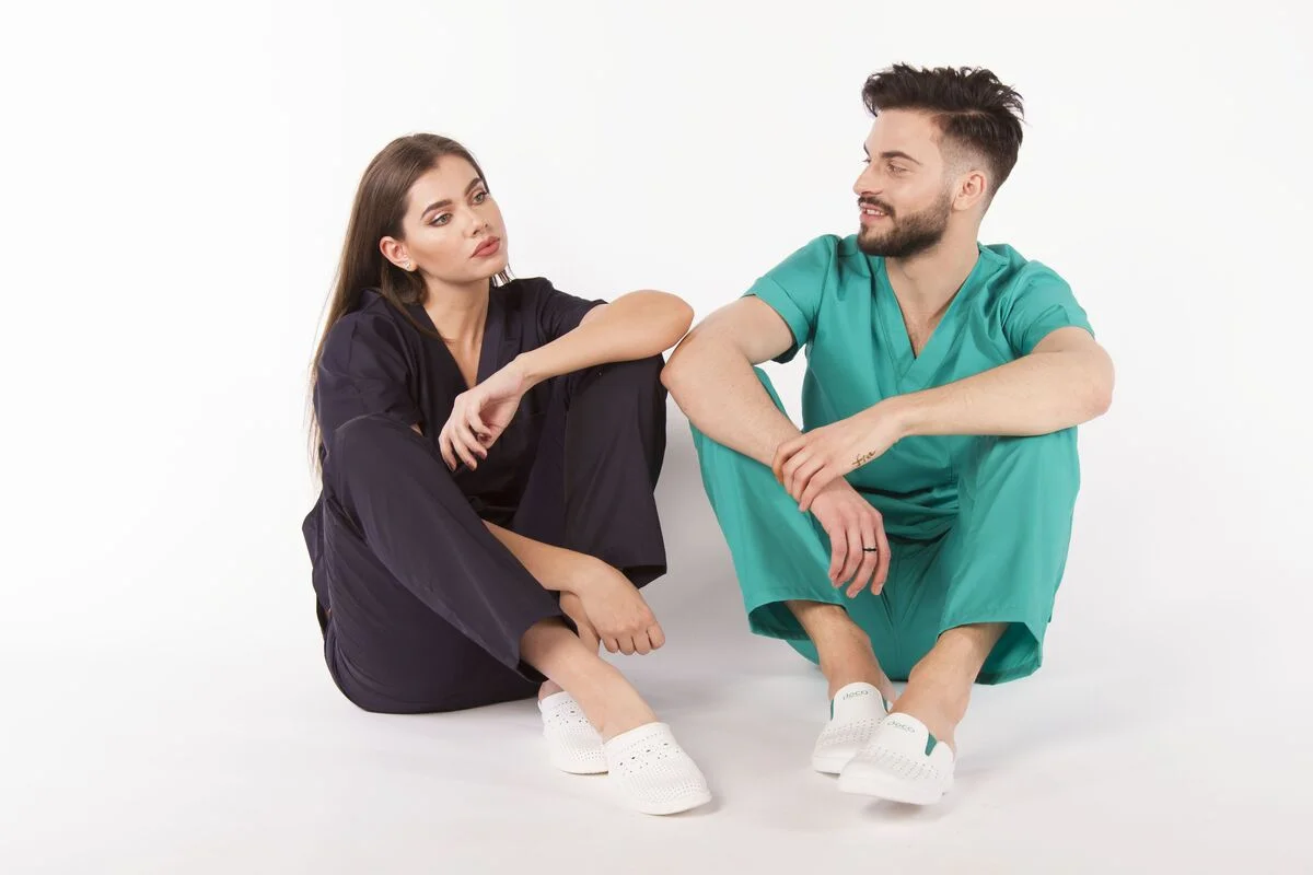 2. Atributii medic ortoped - femeie, barbat, uniforma de barbat albastra, uniforma de dama neagra