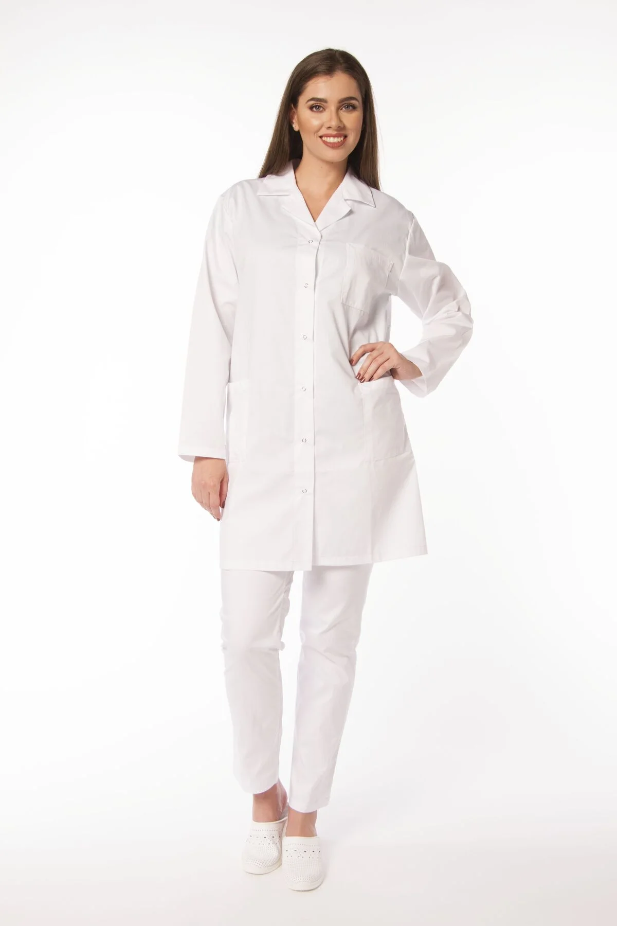 2. Atributii medic ortoped - halat medical de dama alb, pantofi albi, femeie cu mana in sold