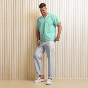 Uniformă medicală KULT bărbați– Bluza aqua & pantalon alb din material poplin