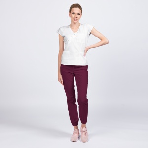 Uniformă medicală DOLL pentru femei – Bluza albă și pantalon jogger visiniu, material stretch