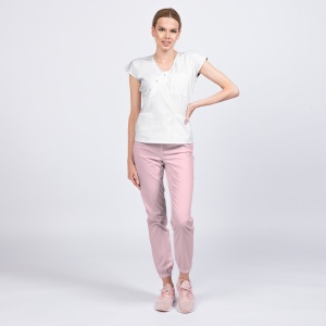 Uniformă medicală DOLL pentru femei – Bluza albă și pantalon jogger roz pal, material poplin
