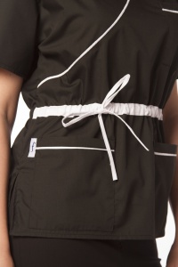 Uniforma medicala stretch DOLL (cu elastan) Alb cu contrast Visiniu, bluza cambrata cu snur si pantalon pentru femei - Img 3