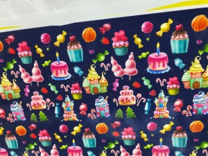 Uniformă medicală Class cu imprimeu Cupcakes și pantaloni jogger pentru femei - Img 2
