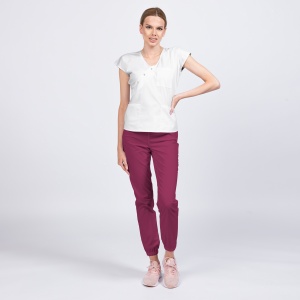 Uniformă medicală DOLL pentru femei – Bluza albă și pantalon jogger fructe de padure, material stretch