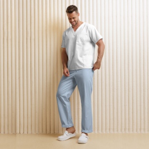 Uniformă medicală KULT bărbați– Bluza alba & pantaloni azur pal din material poplin