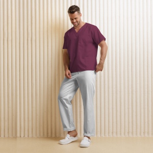 Uniformă medicală KULT bărbați– Bluza visiniu & pantalon alb din material poplin