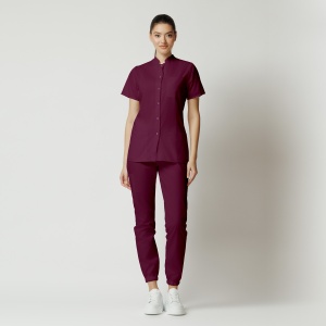 Uniformă medicală Mia cu jachetă mânecă scurtă și pantaloni jogger-Visiniu