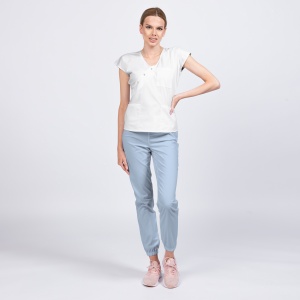 Uniformă medicală DOLL pentru femei – Bluza albă și pantalon jogger azur pal, material poplin