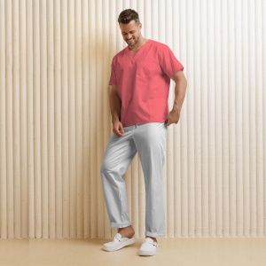 Uniformă medicală KULT bărbați– Bluza coral & pantalon alb din material poplin