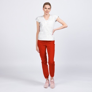 Uniformă medicală DOLL pentru femei – Bluza albă și pantalon jogger rosu, material stretch