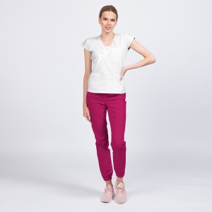 Uniformă medicală DOLL pentru femei – Bluza albă și pantalon jogger magenta, material poplin