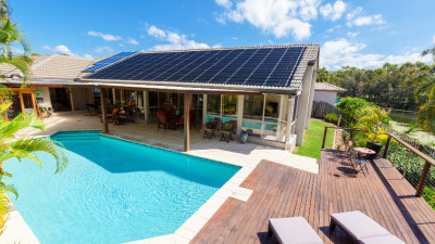 Cum să încălzești piscina folosind energia solară?