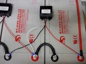 Echilibrator de încărcare pentru acumulatoare (baterii) de 12V în funcțiune