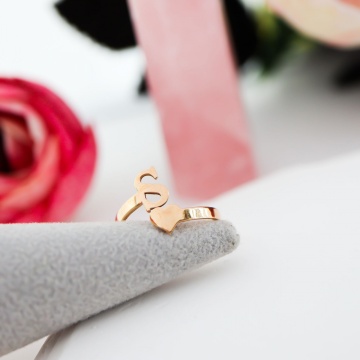 Inel personalizat cu initiala din aur 14k - Img 3