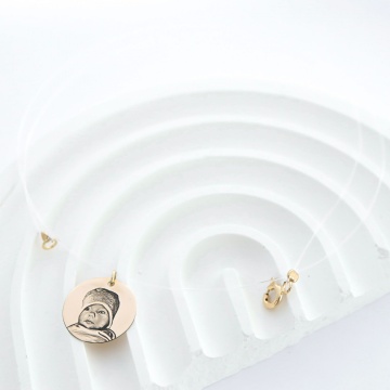 Colier cu fir transparent si banut 14mm cu fotogravura - Aur 14k - Img 3
