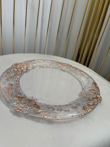Farfurie transparenta din plastic cu broderie aurie