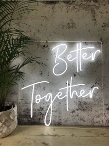 Mesaj luminos "Better together"