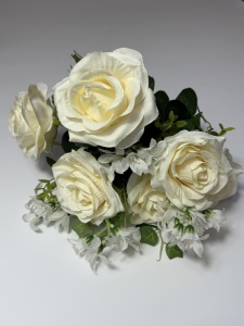 Trandafir cu floricele crem