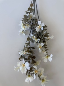 Crenguta cu floricele albe