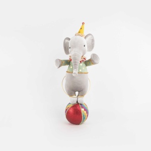Elefant pe minge