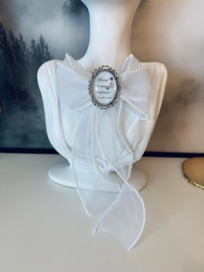 Brosa argintie cu funda Organza si perluțe - Img 3