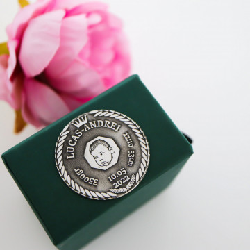 Moneda Botez 3cm din Argint 925 personalizata 3D cu datele copilului si fotogravura - Img 3
