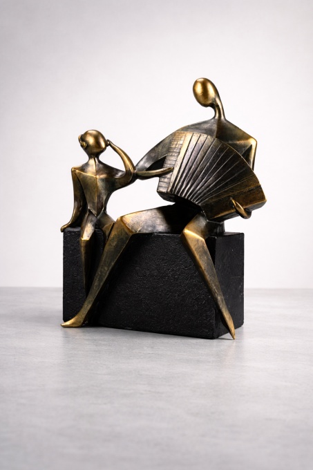 Statueta decorativa acordeonist cu copil, figurina moderna artistica pentru living