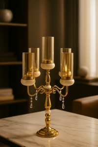 candelabru decorativ auriu cu patru suporturi de sticlă
