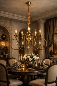 Candelabru clasic auriu cu brațe curbate și elemente decorative, ideal pentru living elegant
