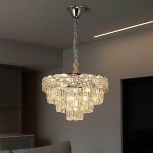 Candelabru elegant cu cristale în trepte, ideal pentru living, oferă lumină caldă și rafinament modern