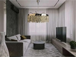 Candelabru elegant cu cristale transparente dispuse în trepte și structură metalică cromată