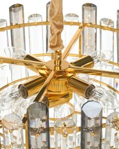 Candelabru elegant auriu cu cristale lungi, suspendat, design luxos pentru living