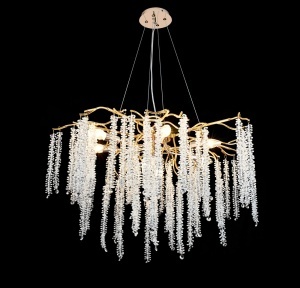 Candelabru luxuriant cu ramuri aurii și cristale elegante tip ghirlandă, iluminat suspendat decorativ pentru living modern și interioare premium