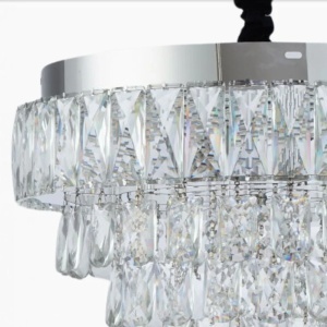 Candelabru modern cu cristale în formă de piramidă inversată, suspendat într-un living elegant