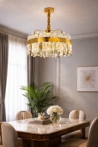 Candelabru modern auriu cu cristale lungi, transparente, iluminat cald și design elegant premium