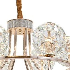 Candelabru modern cu globuri din sticlă cristal, perfect pentru iluminat elegant în living sau dining
