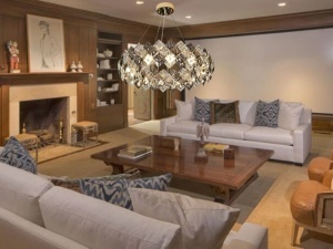Candelabru modern cu cristale piramidale aurii, iluminare caldă și design circular elegant, ideal pentru living sau dining