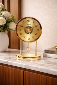 Ceas de masă auriu cu pendul decorativ și design elegant modern