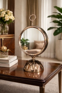 Ceas de masă elegant cu cadran alb, finisaj auriu și bază neagră decorativă