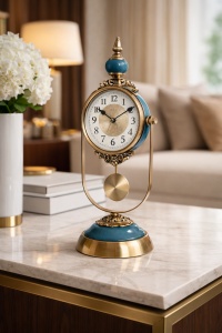 Ceas decorativ de masă cu pendul metalic și design retro elegant
