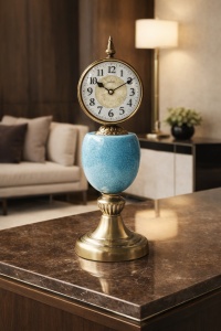 Ceas de masă decorativ vintage cu bază albastră și suport auriu