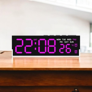 Ceas digital cu afișaj LED mov, funcție alarmă, temperatură și afișare ziua săptămânii.