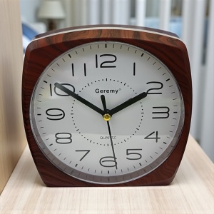 Ceas de masă analogic dreptunghiular cu ramă din lemn inchis și cadran alb, ideal pentru birou sau sufragerie