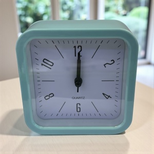 Ceas de masă analogic minimalist pătrat cu ramă verde mentă și cadran alb, ideal pentru dormitor sau birou modern