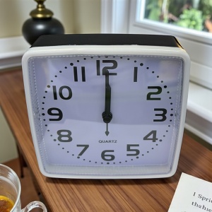 Ceas de masă analogic pătrat cu ramă alb-neagra și cadran alb, ideal pentru dormitor sau birou