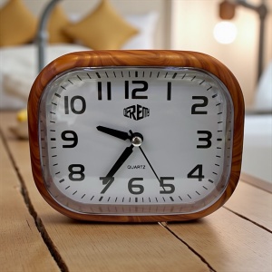Ceas de masă analogic modern, minimalist cu ramă maro imitație lemn și cadran alb, ideal pentru birou sau dormitor
