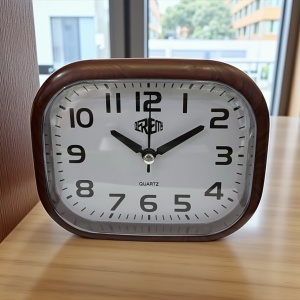 Ceas de masă analogic modern, minimalist cu ramă maro imitație lemn și cadran alb, ideal pentru birou sau dormitor