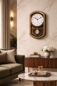 Ceas de perete clasic cu pendul decorativ, cadran rotund cu cifre arabe și ornamente elegante aurii