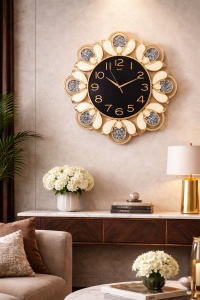 ceas de perete elegant cu design floral, rame aurii și decorațiuni strălucitoare argintii