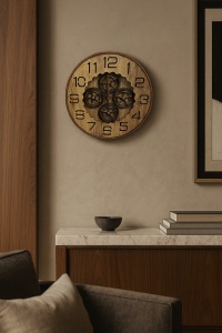 Ceas de perete rotund din lemn cu mecanism decorativ vizibil, ideal pentru living sau birou vintage